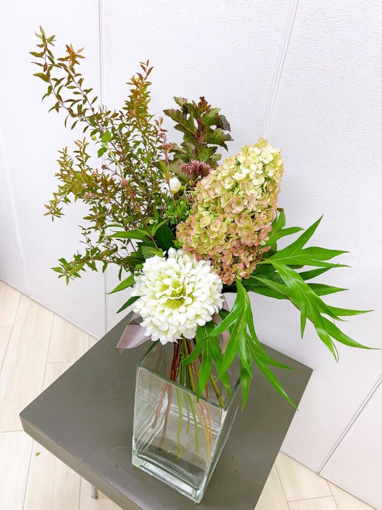 ９月のブーケクラス＜白のジンシャンメリアと秋色の花材で…＞