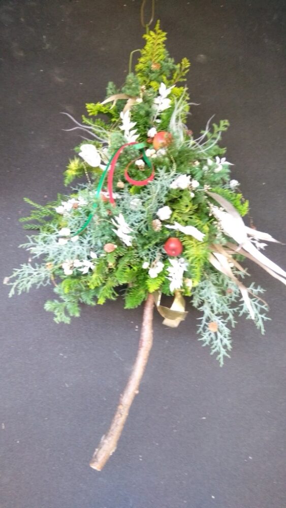 研究科＜クリスマス・ツリー型のドアスワッグ＞