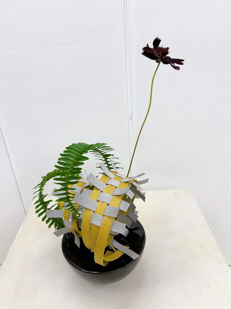 研究科１級１年２月　＜植物とひもⅡ（紙の平打ちひも）＞